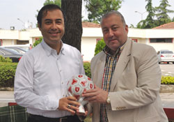 Türk Telekom CEO'suna sürpriz hediye