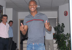 SANTOS İMZALIYOR HAKAN YOLDA