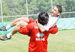 El üstünde tutuluyor