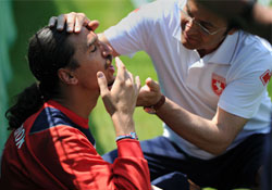 Yüzüne top isabet etti