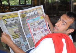 Gündemi gazetelerden takip ediyor