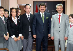 Bafra, öğrencilerin yanında