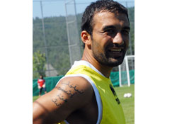 Kaptanın dövmesi dikkat çekiyor