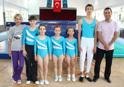Minik cimnastikçiler büyülüyor