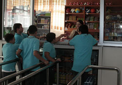 KOLA VE HAMBURGER YOK AYRAN VE MEYVE ZORUNLU