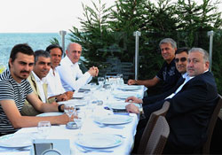 YÜCEL'DEN YEMEK JESTİ