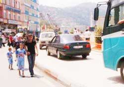 Yayalar yoldan araçlar kaldırımdan
