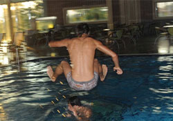 Futbolcuların havuz keyfi