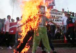 Bölücübaşını yaktılar