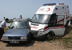 Ambulans otomobille çarpıştı