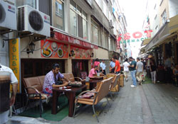 Vatandaşın derdi kaldırım işgali