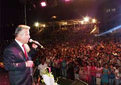 İzzet Yıldızhan şölende coşturdu