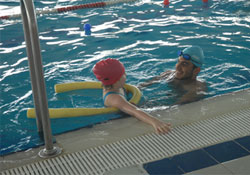 Engelliler yüzme öğreniyor