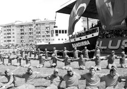 Amasya'da çelenkli kutlama
