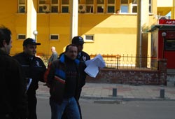 Silahını denedi, tutuklandı