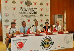 12 Dev Adamlar sahne aldı