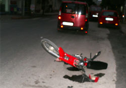 Minibüs ile motosiklet çarpıştı