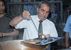 Demirtaş'ın elinden iftar