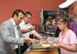 Başkanların yemek dağıtma yarışı