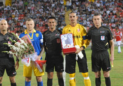 A.Gücü'nü çiçekle karşıladılar