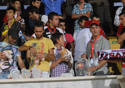 Oruçlarını tribünde açtılar