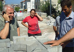 Kavakta yollar taşlanıyor