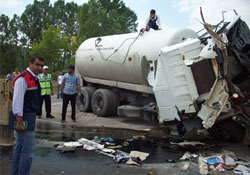 Tanker bariyerlere çarptı