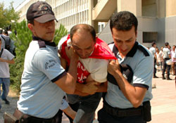 Hastane önünde 4 gözaltı