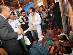 Erdoğan Somali'de gıda kolisi dağıttı