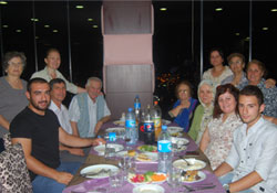 Huzurevi sakinlerinin mutlu günü