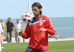 İMZAYI ATTI KADROYA GİRDİ