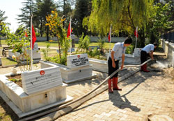 Mezarlıklar bayrama hazırlanıyor