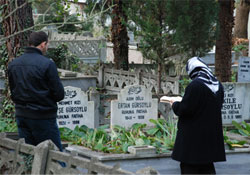 Mezarlıklarda bayram temizliği başladı