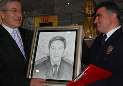 Ressam polisler hünerlerini sergiledi