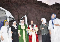 Canlı kalkanlar sınıra doğru yola çıktı