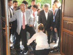 Devlete galoş giydirdi