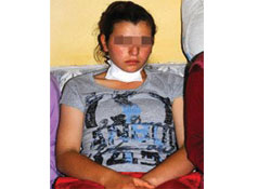 Yolda yürürken boğazını kestiler
