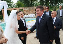 Bakan bir günde 4 düğüne katıldı