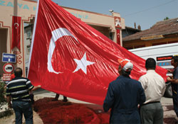 Komutan'dan memleketine dev bayrak