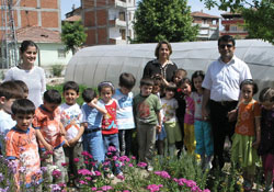 Öğrencilerin çiçek sevgisi