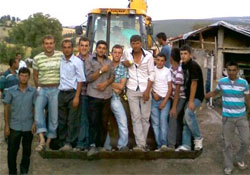 Gençler yollara el attı