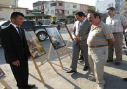 Yaptığı resimleri beğeniye sundu