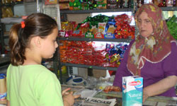 Bakkal teyze zor durumda