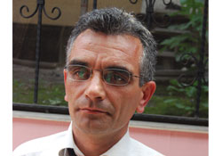 Önce yüzüne güldü, yarım saat sonra görevden aldı