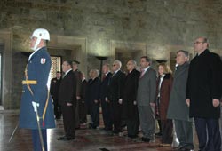 YÖK üyeleri Anıtkabir'de