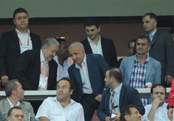 Biri bizi gözetliyor