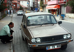 Park halindeki otomobili çaldılar