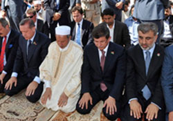 Erdoğan namazda o işareti neden yaptı?