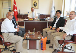 Komatsu Genel Müdüründen Karanfil'e ziyaret