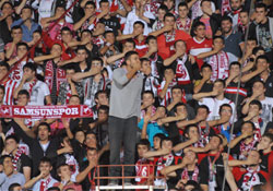 Şirinlerden büyük protesto